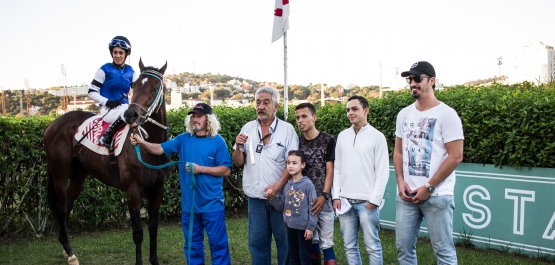 Mirtha Trías, jocketa aprendiz uruguaya ganó torneo de jocketas en Porto Alegre