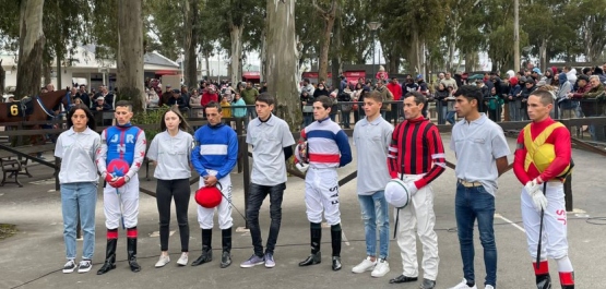 Jockeys aprendices junto a jockeys del G.P. Batalla de Las Piedras (URU G3)